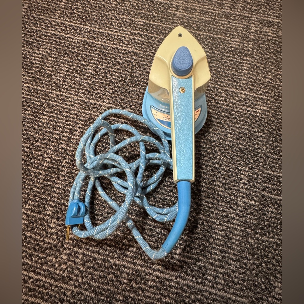 Vintage Blue Sunbeam Today Steam Iron Works 1972 Travel Iron